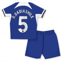 Maglie da calcio Chelsea Benoit Badiashile #5 Prima Maglia Bambino 2023-24 Manica Corta (+ Pantaloni corti)